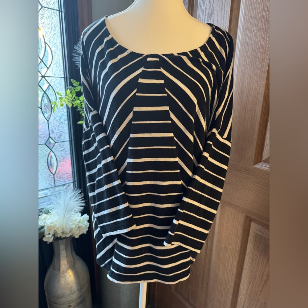 Weekends by Chico Women’s  Size 3 black & White Striped 3/4 Spends Top EUC